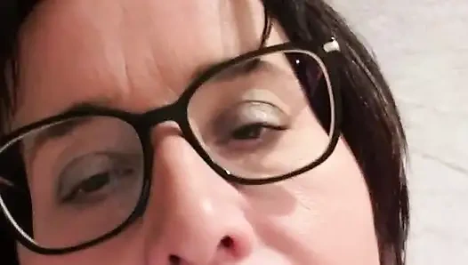 Julie lagi asik mainin listrik sampai orgasme