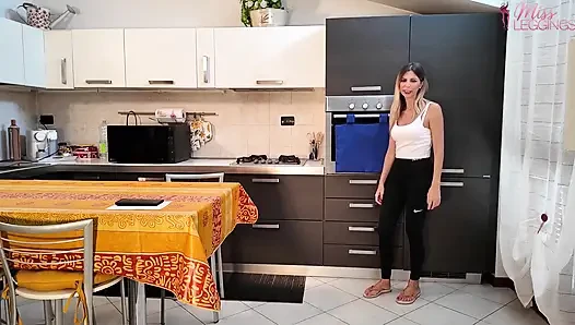 Sıkı tek parçada üvey kız kardeş kendini üvey erkek kardeşinin güçlü ereksiyonunun önünde bulacağını hiç hayal etmemişti