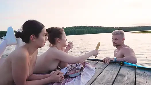Горячий анал с горячими подружками на природе