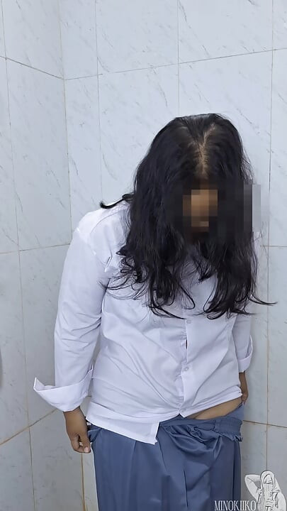 تلميذة بالحجاب 18+ تخلع زيها الرسمي وتفرك جسدها لتجعل بشرتها مثل نجمة إباحية بعد الحصة - مينوكيكو