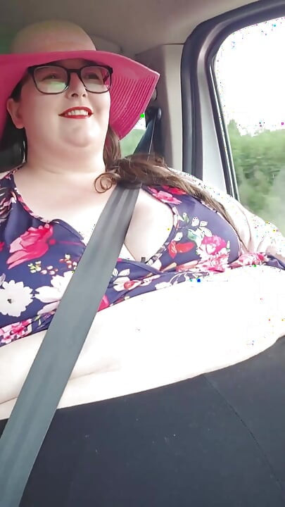 SSBBW σε παιχνίδι με κοιλιά αυτοκινήτου