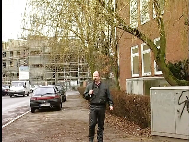 Kurze haare, brünette im freien, interview