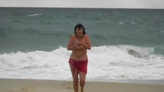 ma mere seins nus a la plage