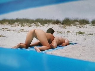 2 parejas follando en la playa