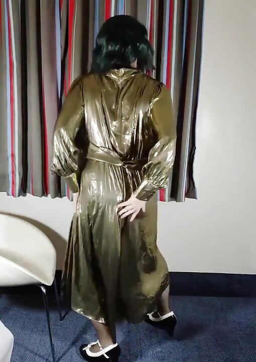 แต่งตัวข้ามเพศสุดฮอตในเสื้อผ้าเมทัลลิกทองอีโรติก