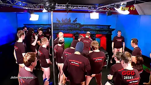 Ggg — блондинка-милф с большими грудями подвергается групповому сексу от группы парней в клубе — Ggg в живом выступлении