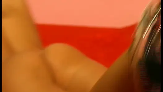 Cewek sange kulit hitam ini lagi aseng mainin tubuh bahenolnya di depan kamera!