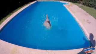 Vollbusiges Teen großer Cameltoe in nassen engen Leggins im Pool!