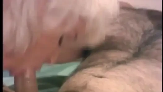 Cowboy leckt eis von den titten der blonden schlampe, dann bläst sie ihn