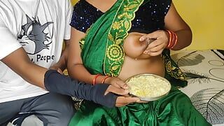 La cognata nutre il cibo con il suo latte a suo cognato - video hindi