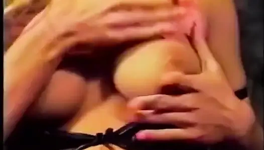 Cewek seksi rambut pirang dengan toket besar lagi asik masturbasi pakai gaun lateks, dildo penetrasi