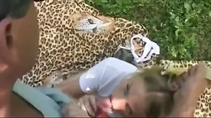 意大利继父惩罚他的女儿