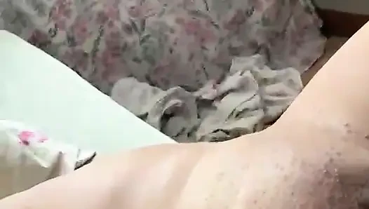 Cewek cantik yang udah nikah mencari hadiah untuk memuaskan keinginannya.