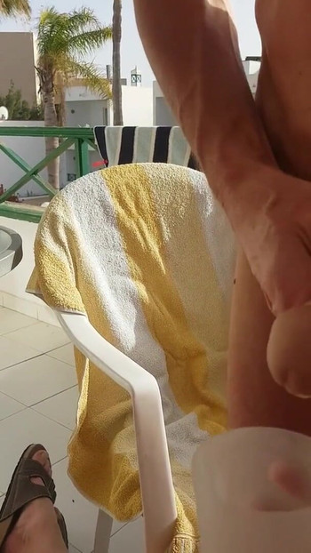 Must-see moment from "Lanzarote 29.02.2020 Henndrik spritzt nackt in Bierbecher"