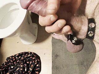Isaac Hunt probeert een nieuwe cockring voor de ballenketting met zijn grote zwarte lul