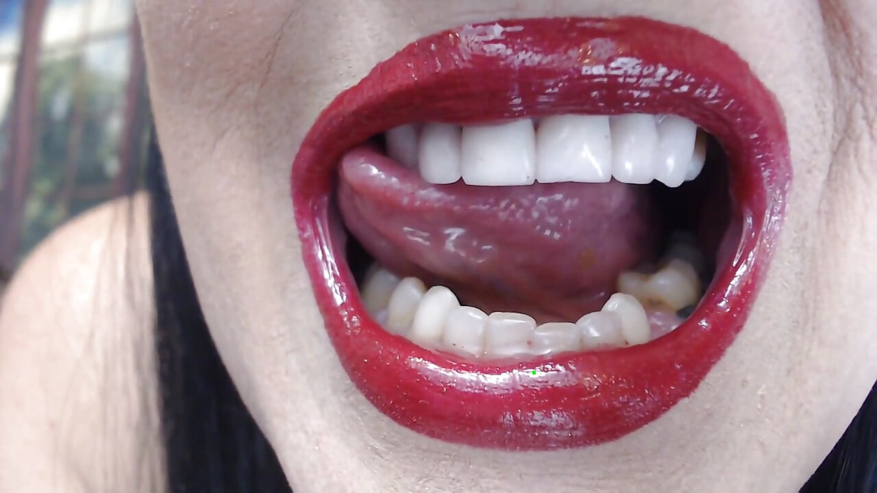 Große glänzende rote lippen