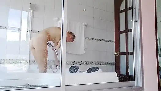 Lihat aku di kamar mandi