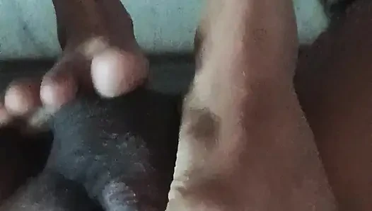 Porno desi menggoda dan bermain dengan kontol India yang tersiksa