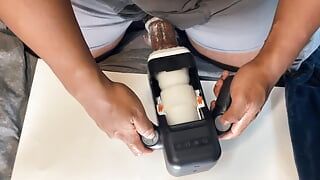 Automasturbator melkt hardop kreunend grote cumshot