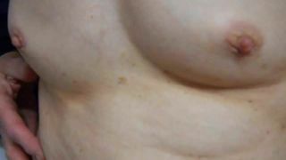 Os peitos pequenos da esposa, buceta peluda e clitóris inchado
