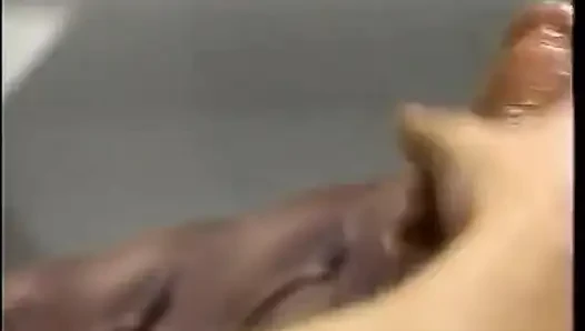 Orta yaşlı seksi kadın kanepede genç adamla sikişiyor