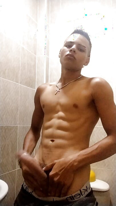 (2) Cara colombiano de 18 anos se masturbando
