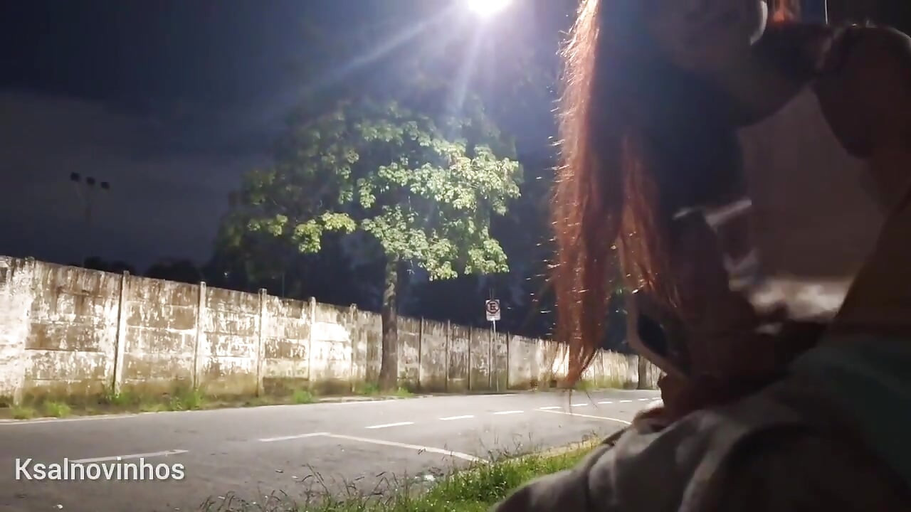 Masturbasi berisiko di halte bus di sebelah orang asing yang cantik!