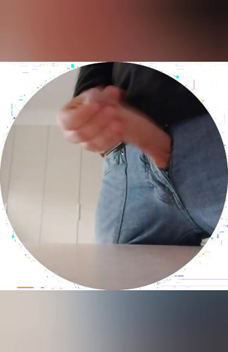 A chat with a subscriber before work ended with a handjob and ejaculation on the table