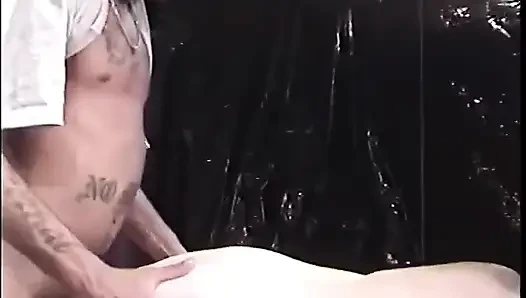 Tante seksi ini lagi asik nyepong kontol besar pria kulit hitam di pesta seks liar