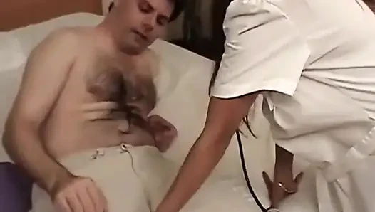 Ngentot memek threesome toket besar alami... Muncrat di pantat