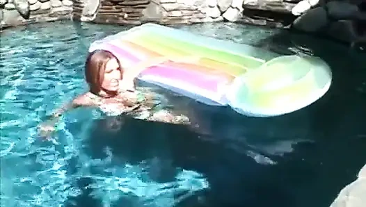 Perfekt geformte milf nach einem hardcore-fick ins gesicht gespritzt