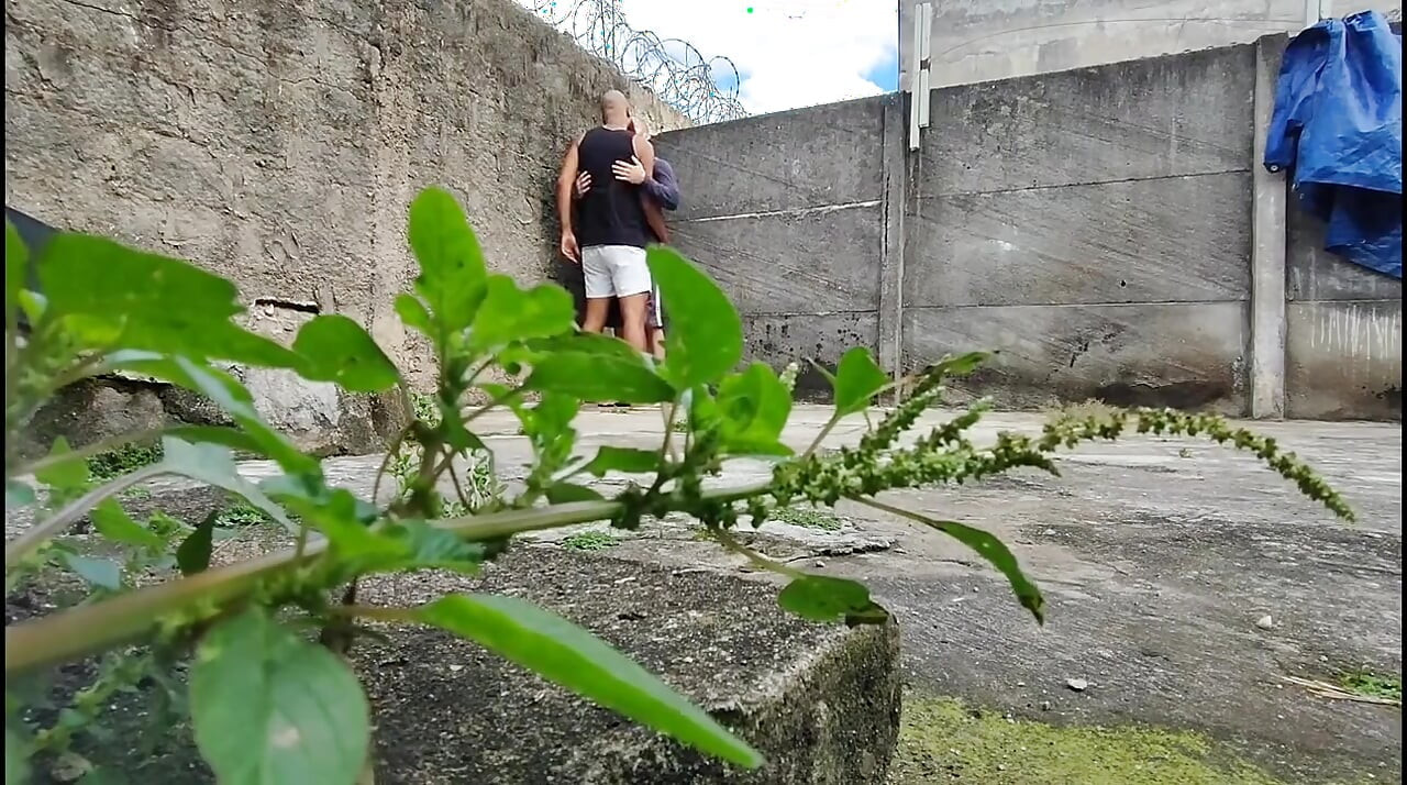 森の中のカメラが二人の異性愛者がセックスしている様子を撮影している