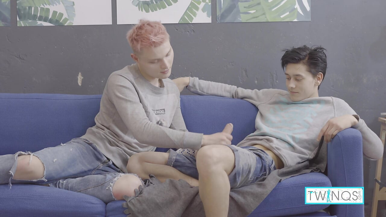 Twink Oliver Logan'ın taş gibi çubuğuna esnemesi için yalvarıyor!