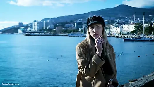 Beaty Rus kızla açık havada sigara içiyor 1