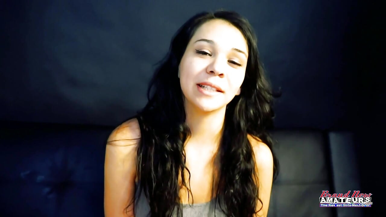 Η μικροκαμωμένη μελαχρινή Sabrina ρουφάει βαθιά, καβαλάει σκληρά και χείλος λαίμαργα!