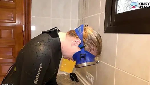 Sular altında maskeli giysi ve topuklu ayakkabılarla bulaşık yıkama - ıslak dağınıklık eğlencesi