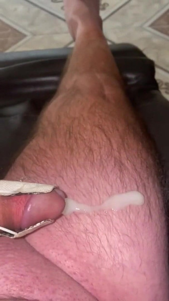 Zapanjujući trenutak iz "Hands Free E-Stim Cum"