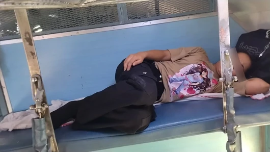 Showing a girl her thick cock in the train and then having sex in the OYO room, random girl fucked in the OYO room Hindi audio, train, xxx, porn, mms, sex