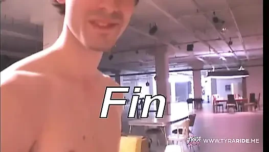 Vollbusige brünette MILF gibt blowjob und reitet hart auf der couch