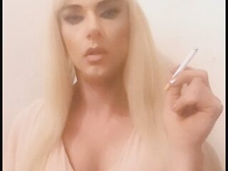 Crossdresser fumando 3