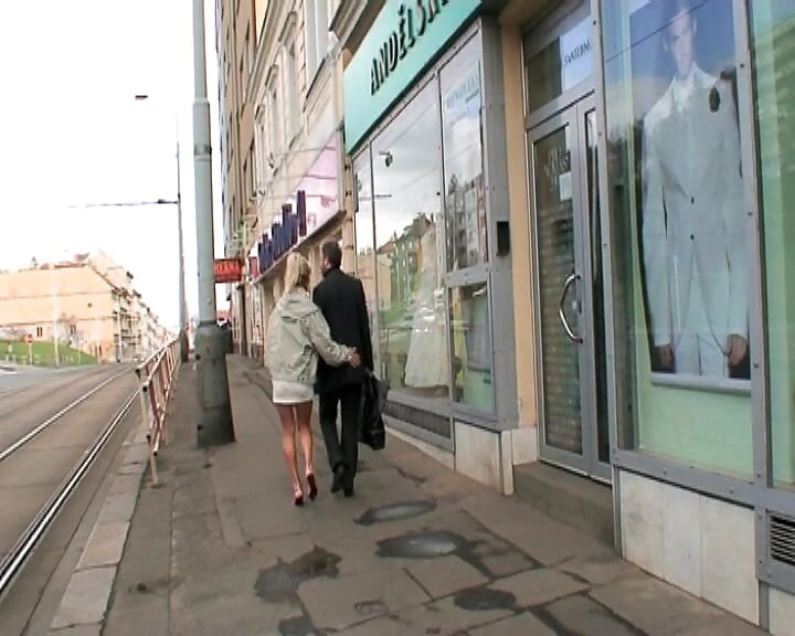 Sexy blonďatá babička dostane svou chlupatou kundičku pokrytou mrdkou