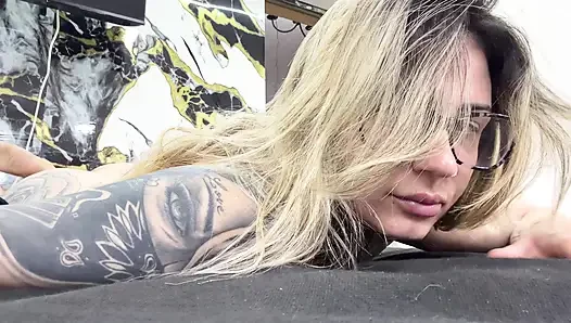 Nerd kız, ilk kez cuckold'un sikini yüzünde, ağzında ve götünde hissediyor