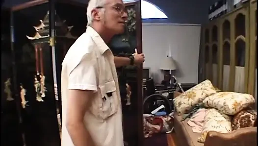 Milf threesome tua dan muda bersetubuh