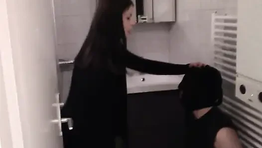 女神格洛丽亚拍打她的奴隶