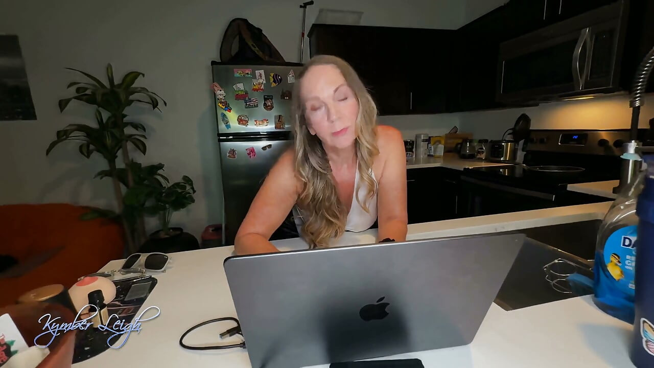 Cheating Mature MILF PAWG Takes Big Dick of Younger Employee
