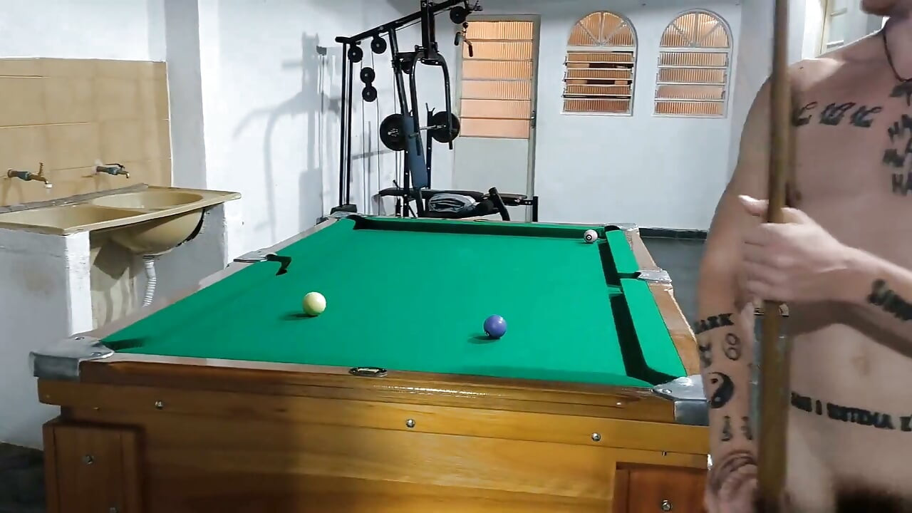 Ang mga Carmona ay naglalaro ng hubad na billiards kasama ang mainit na kurot