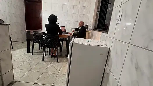 Sekreter götüne tokat atarak ve dölleme ile anal penetrasyonla şaşırıyor.