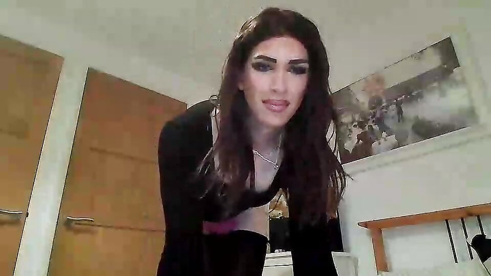 Crossdresser en medias y bragas en cam