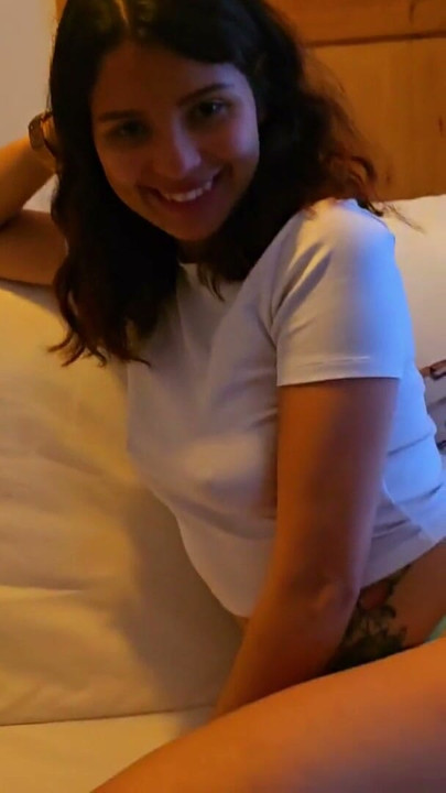 Mi novia caliente quiere mi polla adentro mientras sus padres no están en casa | Clip 1