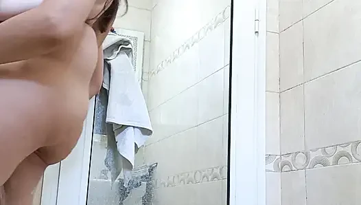 Bagian kedua dari mencukur memekku dan mandi di kamar mandi!